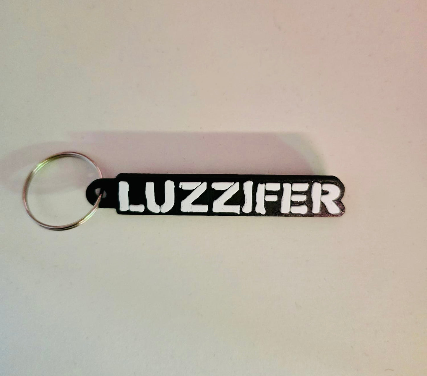 LUZZIFER Schlüsselanhänger – Dein perfekter Begleiter für unterwegs!