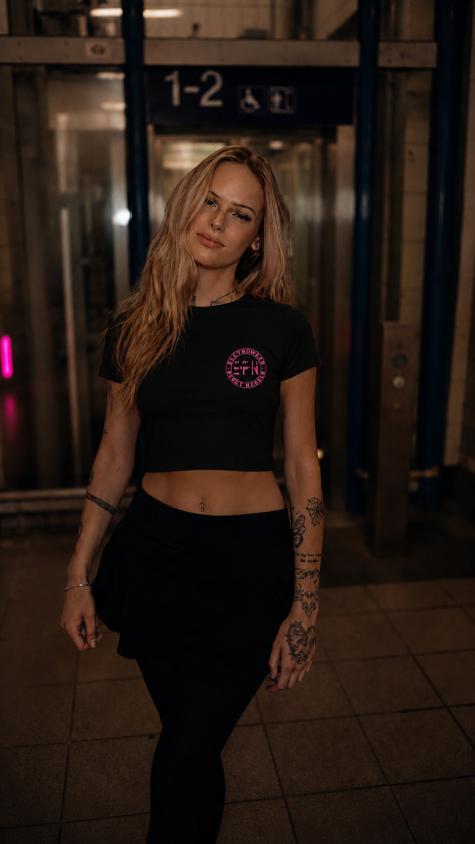 EFN CROP SHIRT GUN schwarz/pink