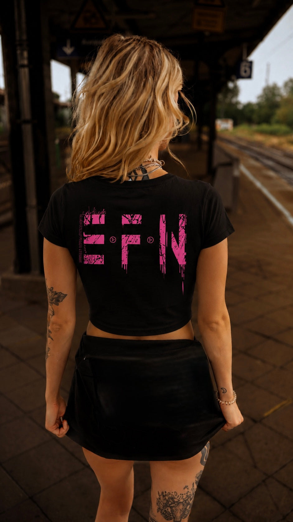 EFN CROP SHIRT GUN schwarz/pink